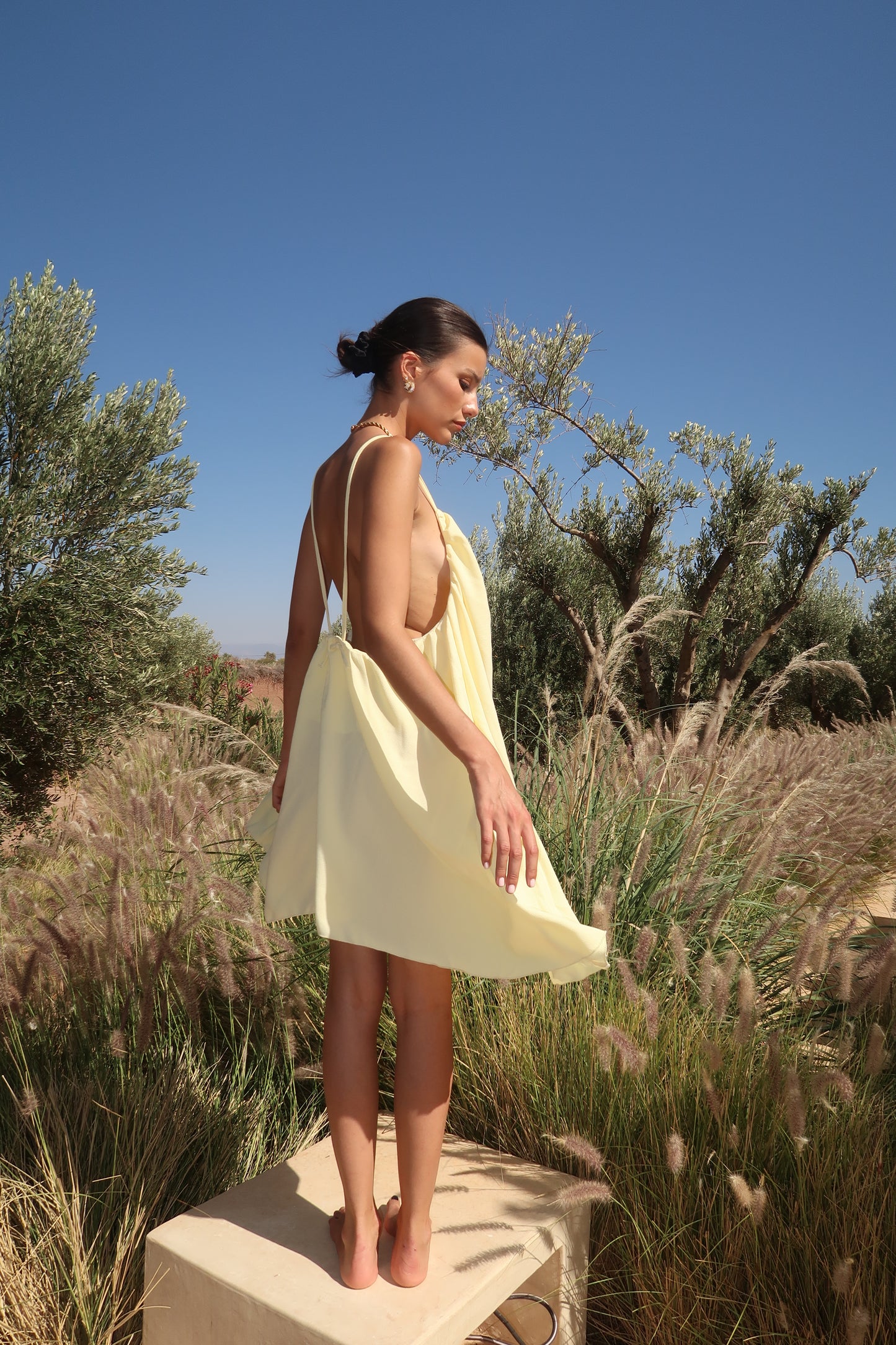 ROBE COURTE DOS NU JAUNE - "PIOUPIOU"