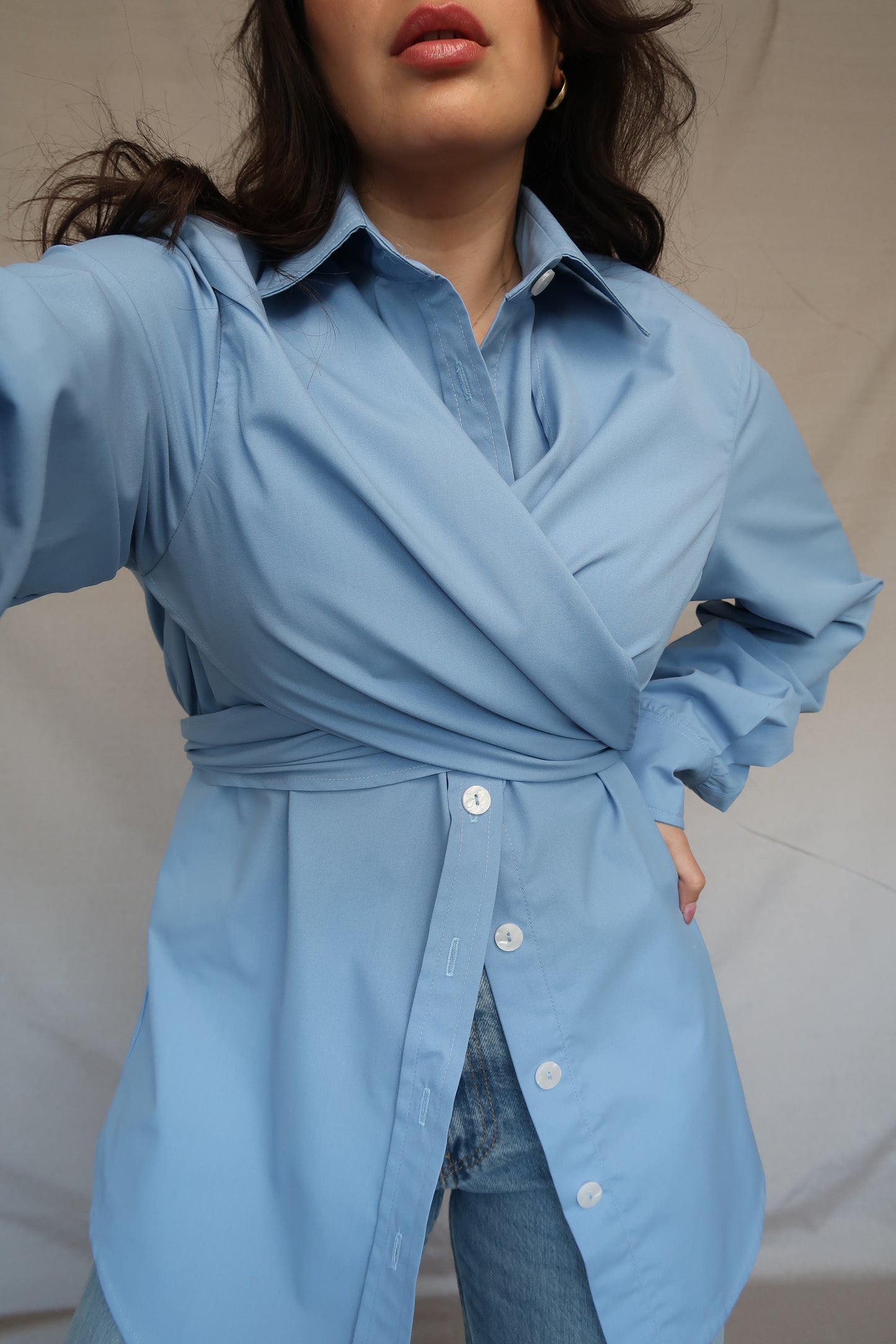 CHEMISE BLEUE "FOLD & TIE" 100% COTON