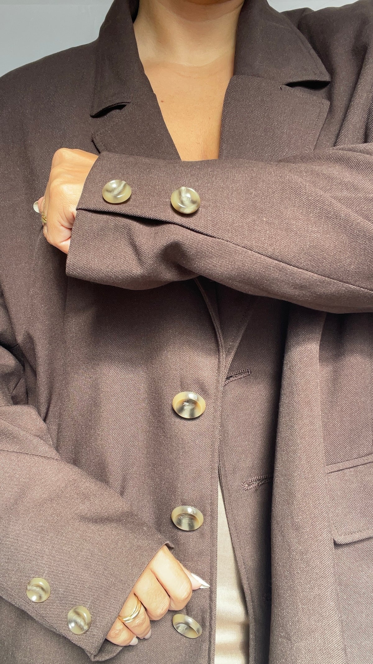 Vue rapprochée du col, blazer marron oversize en laine "Jackie" — fait main.