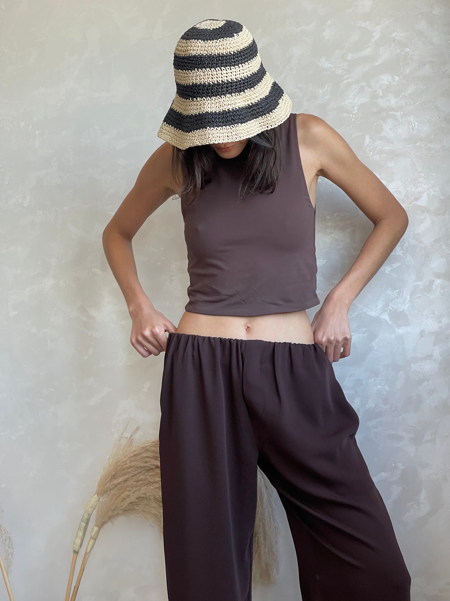 PANTALON À CEINTURE INVISIBLE MARRON CHOCOLAT - « LAYLOW »